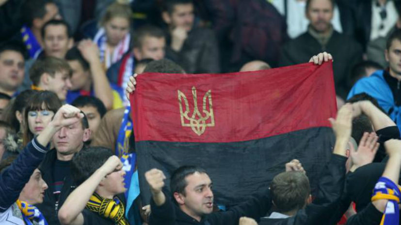 «Это убивает имидж Украины в Европе»: поляков оскорбил флаг «Правого сектора»