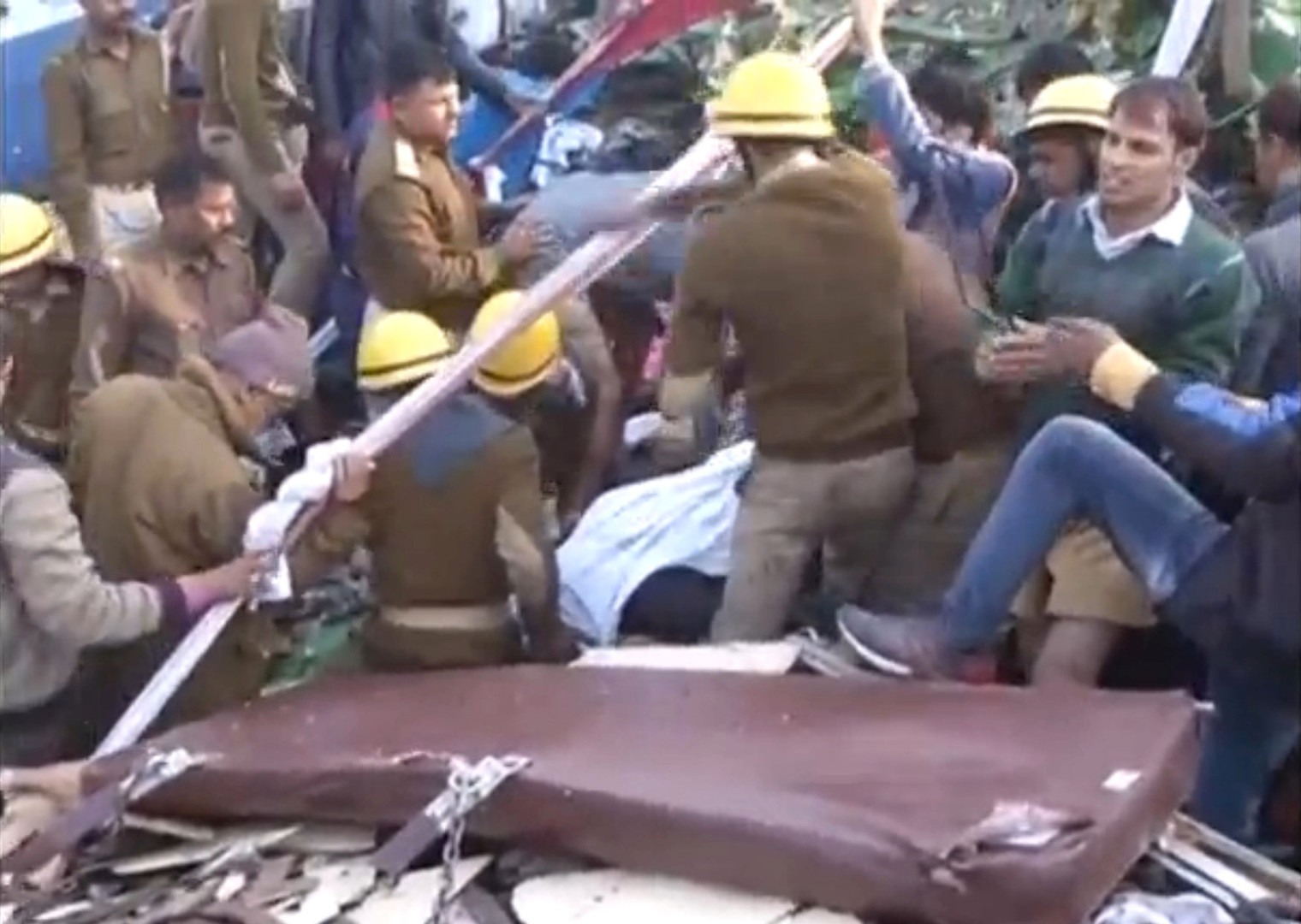 Крушение поезда в Индии: около 90 человек погибли, 150 ранены