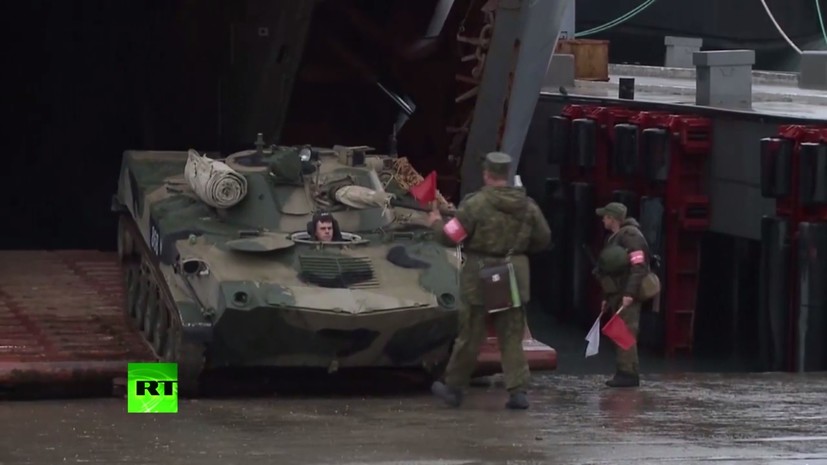 Погрузка военной техники на борт десантного крейсера «Цезарь Куников» в Новороссийске