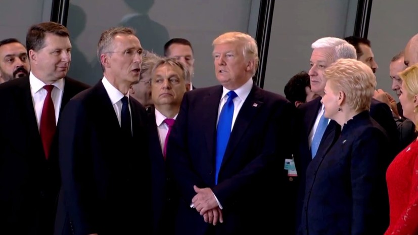 «Эй, посторонись!»: чтобы оказаться в первом ряду, Трамп оттолкнул премьера Черногории