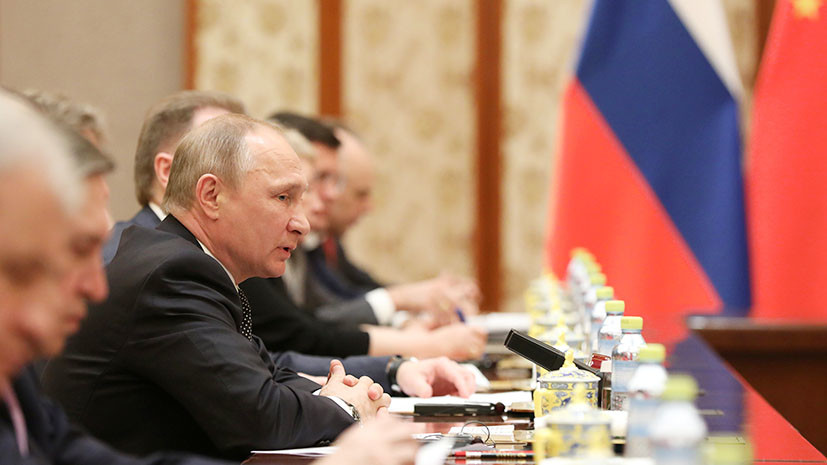 Восточный диалог: Путин принимает участие в заседании круглого стола в Пекине
