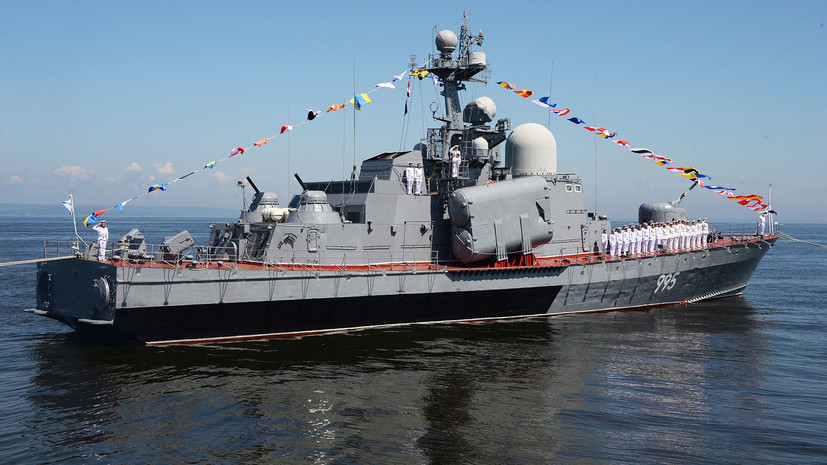Путин принимает военно-морской парад в честь Дня ВМФ