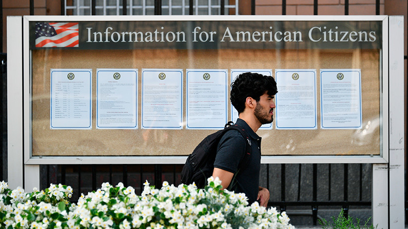 У посольства США в Москве выстроилась очередь из желающих получить визу