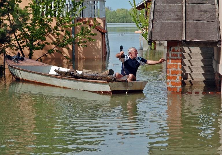 Российские спасатели эвакуировали из зон наводнения в Сербии более двух тысяч человек