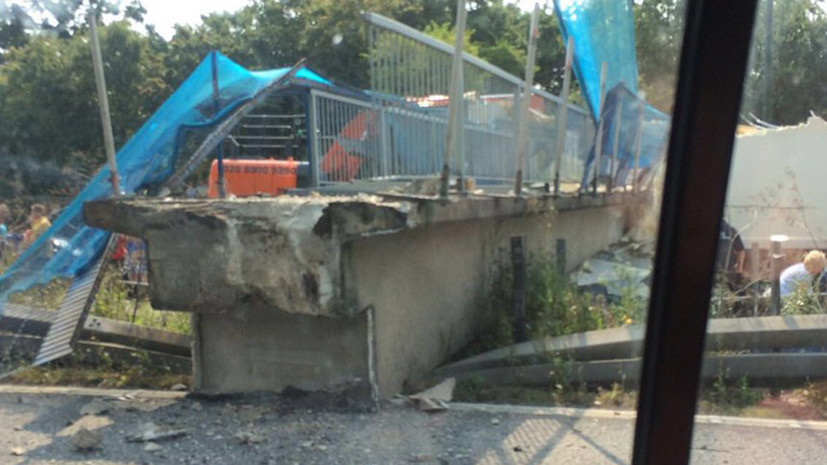На одну из самых оживленных дорог Англии рухнул пешеходный мост