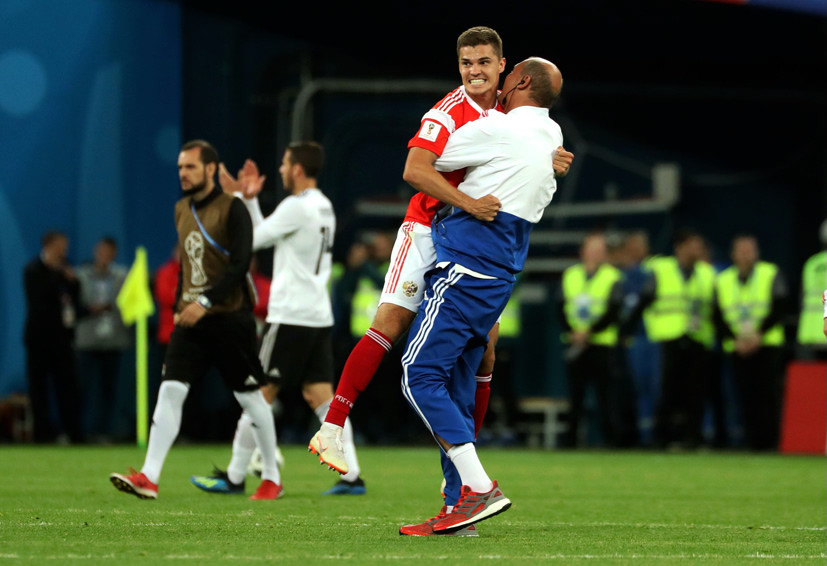«Сейчас вся страна счастлива»: как футболисты сборной России праздновали победу над Египтом на ЧМ-2018