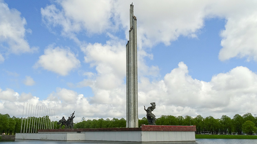 «Реверанс в сторону фашизма»: как в Латвии собирают подписи за снос Памятника освободителям Риги