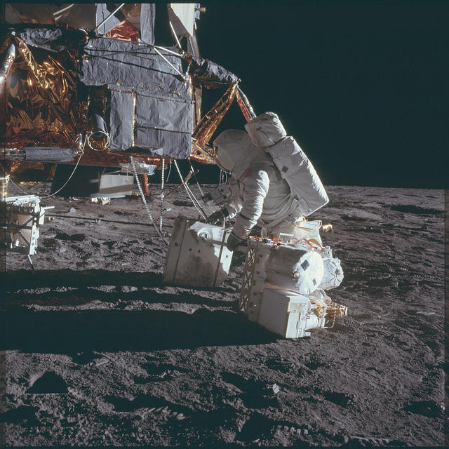Опубликовано свыше 8 тыс. фотографий лунных экспедиций NASA программы «Аполлон»